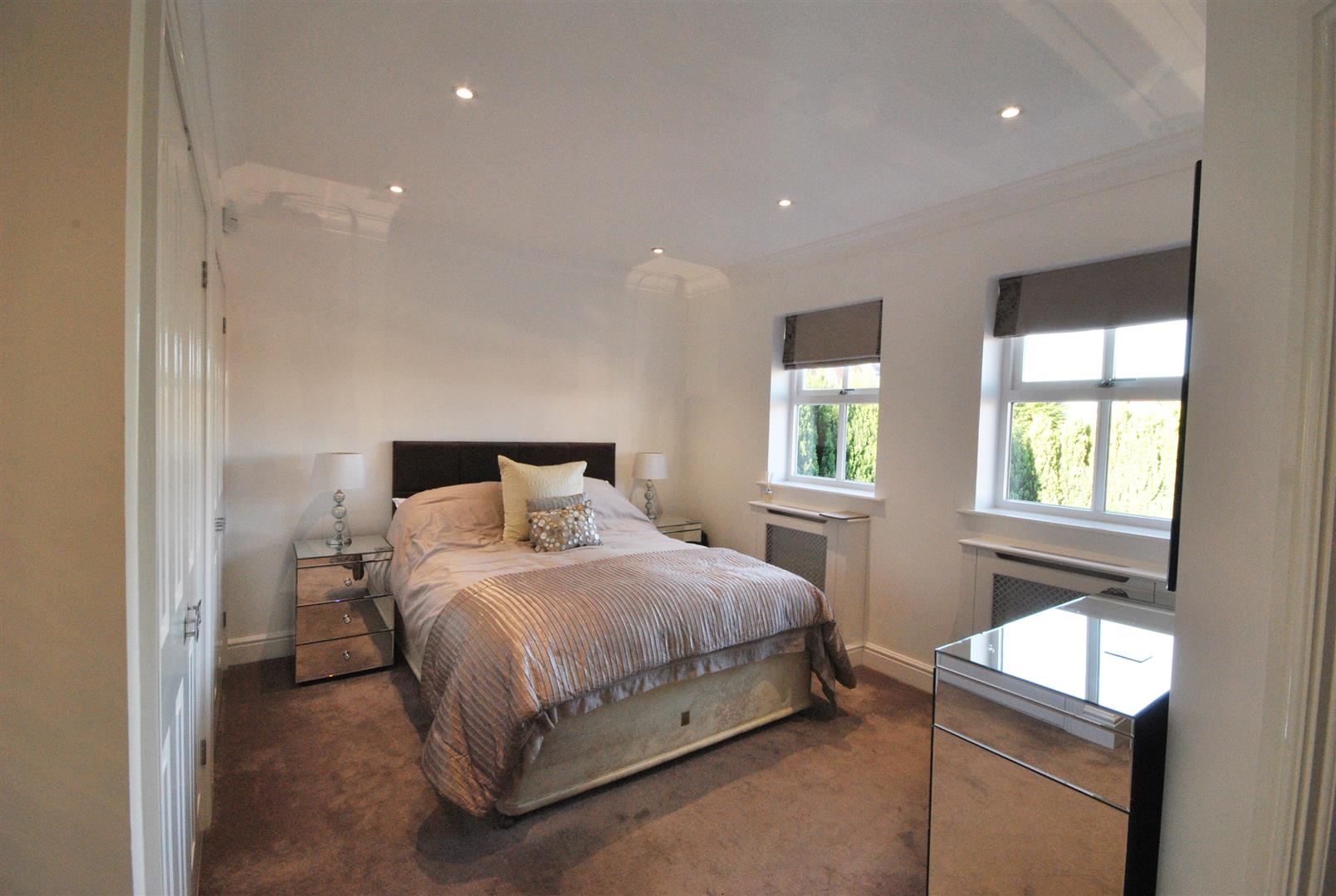 6 Bedrooms, House - Detached